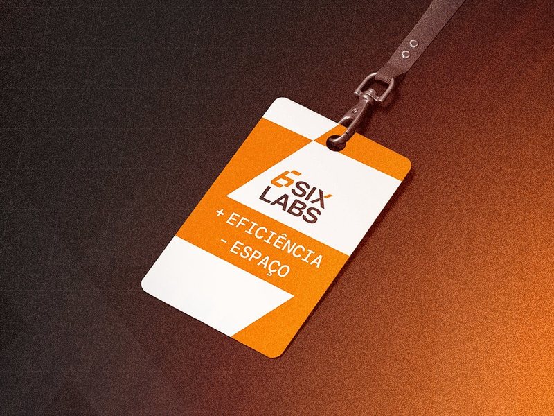 Crachá da SIX LABS pendurado no cordão, peça da campanha