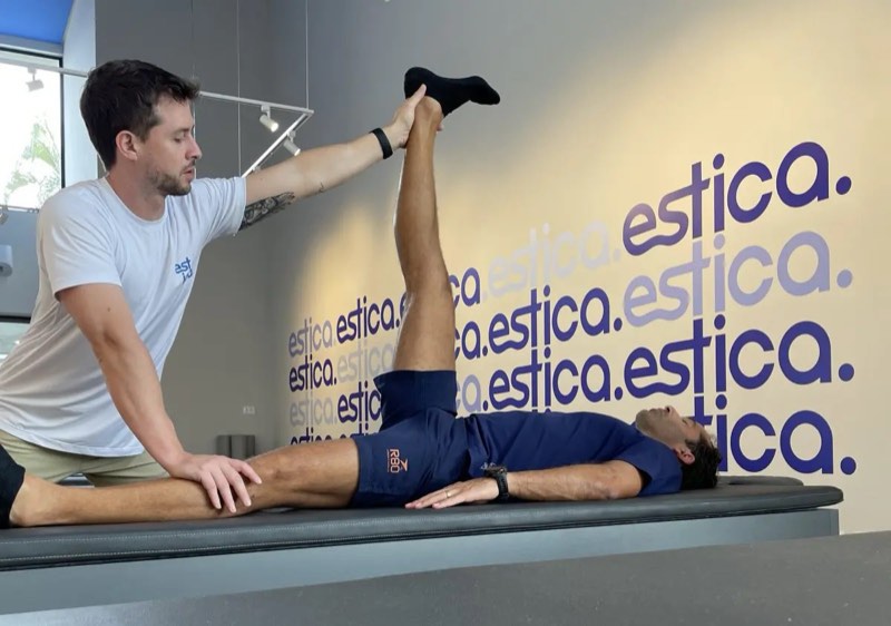Sessão de alongamento assistido em um estúdio Estica